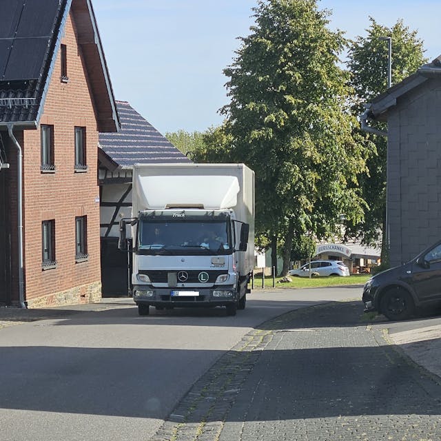 Ein Lkw fährt durch eine schmale Stelle der Ortsdurchfahrt in Dreiborn.