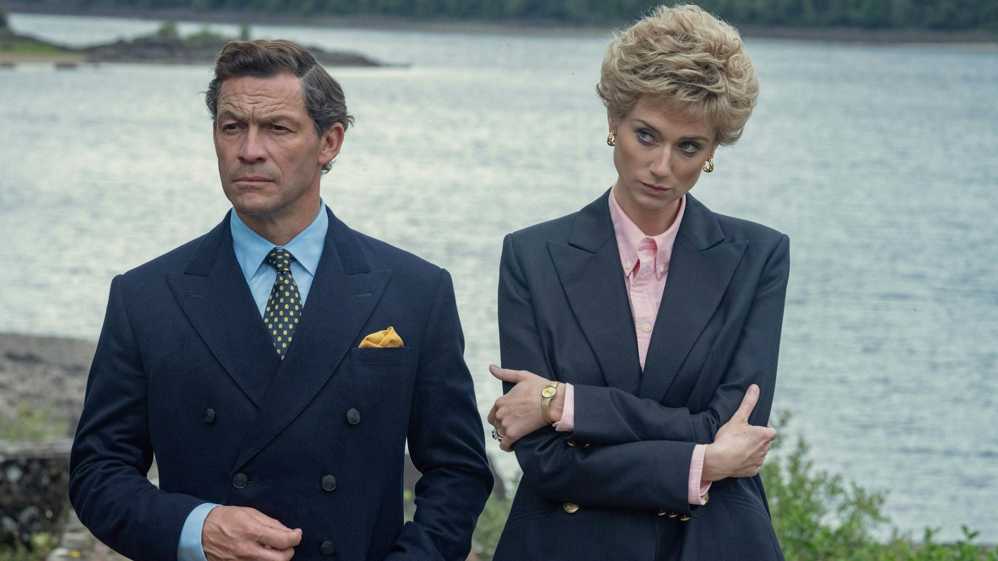 Dieses von Netflix veröffentlichte Bild zeigt Dominic West als Prinz Charles, links, und Elizabeth Debicki als Prinzessin Diana in einer Szene aus „The Crown“.