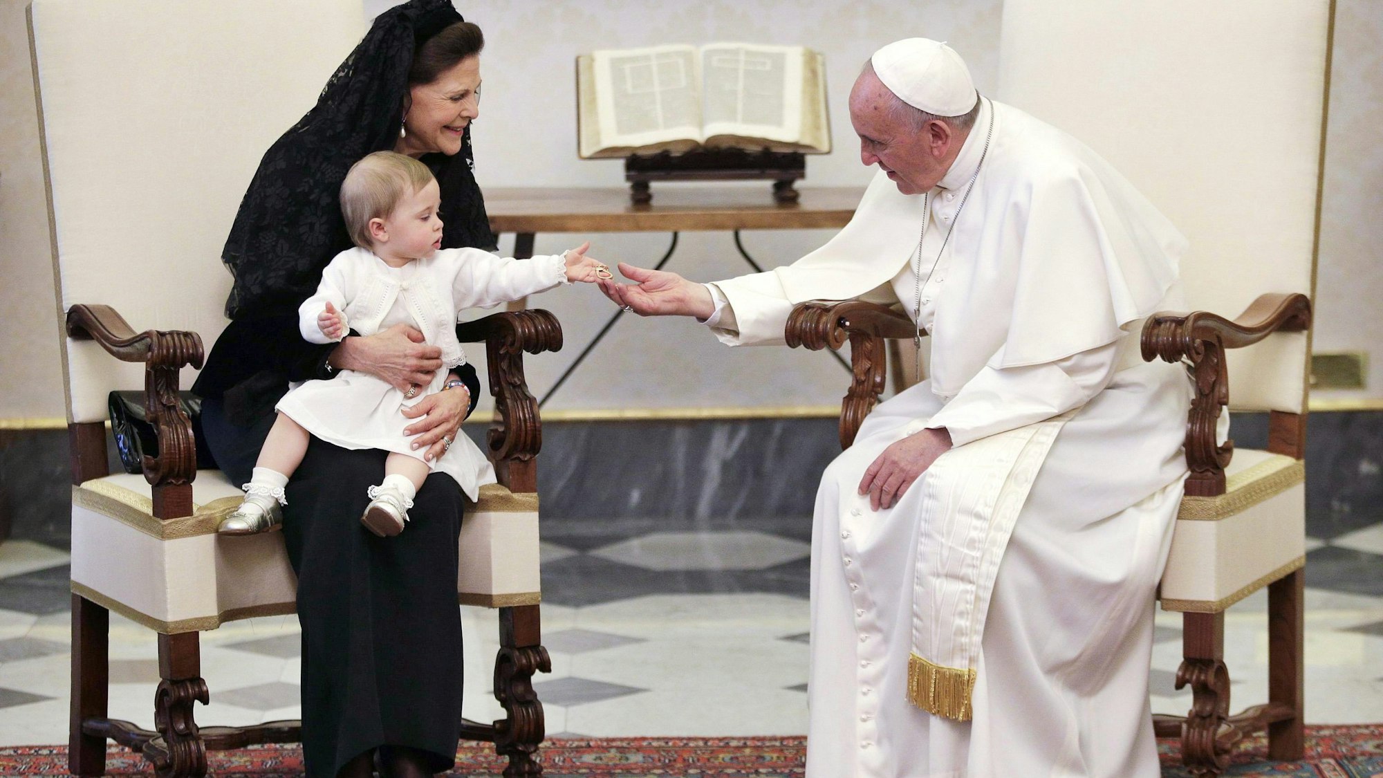 Königin Silvia von Schweden, hier mit Enkelin Leonore, trug bei ihrer Audienz mit Papst Franziskus 2015 traditionell Schwarz.