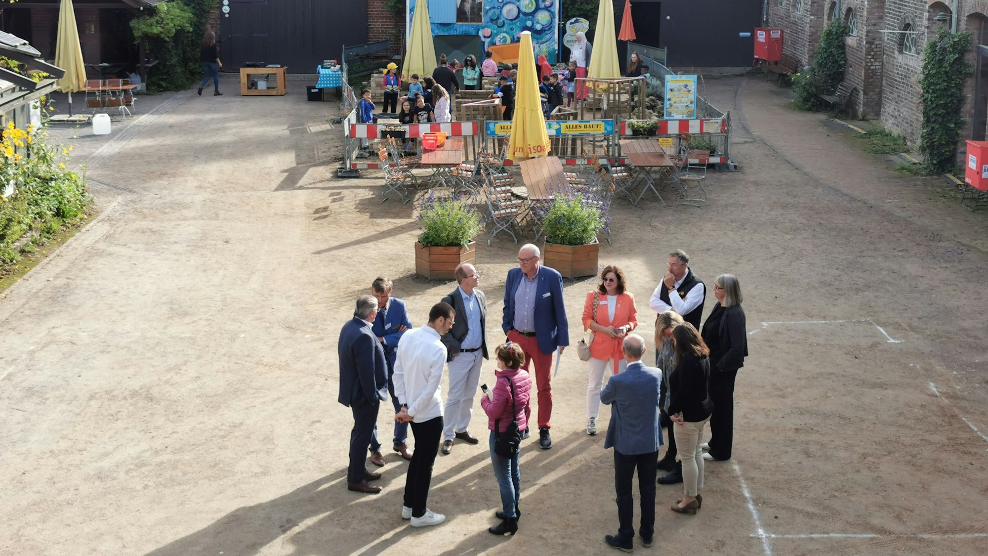 Es tut sich was auf dem Naturgut Ophoven, auch wenn man einstweilen nichts davon sehen kann. Die Planungen für eine interaktive Ausstellung zum Klimaschutz für Kinder und Familien kommen voran. 