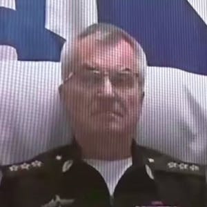 Vizeadmiral Wiktor Sokolow erscheint bei einer Videokonferenz auf der Videowand. Zuvor hatte die Ukraine den Tod des Militärs gemeldet. 