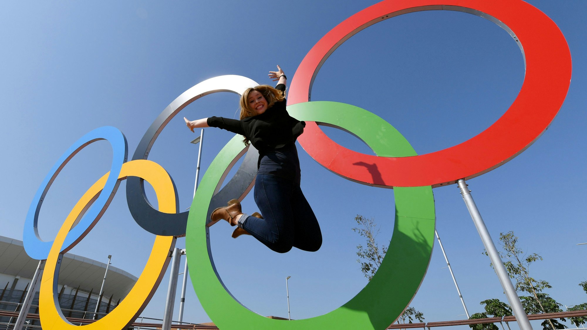 Eine Touristin lässt sich vor den Olympischen Ringen in Rio de Janeiro fotografieren.