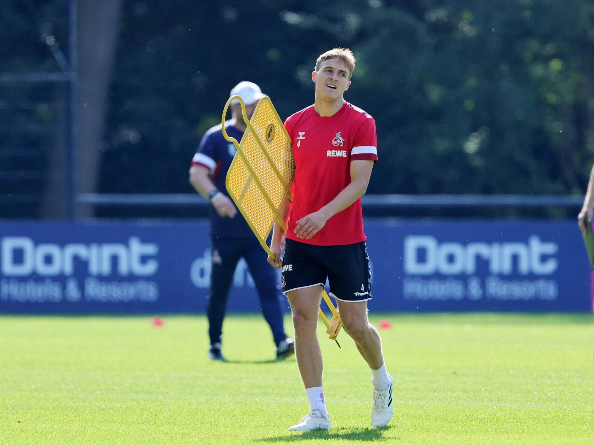Timo Hübers trägt eine Freistoßmauer im FC-Training.