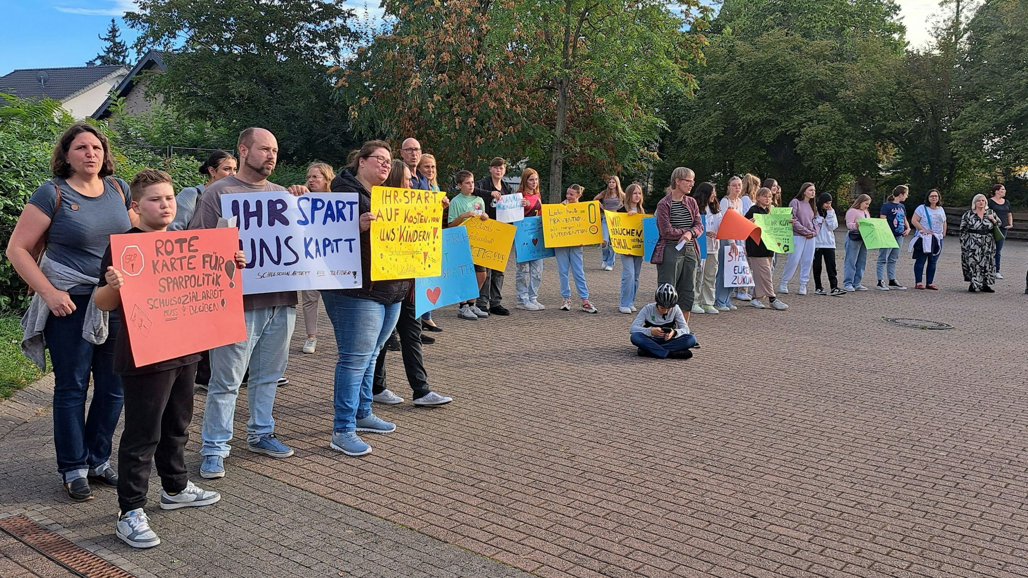 Vor der Sitzung des Stadtrates hatten sich Schülerinnen, Schüler und Eltern mit bunten Protest-Plakaten auf dem Schulhof der Alfred-Delp-Realschule in Mondorf aufgestellt.