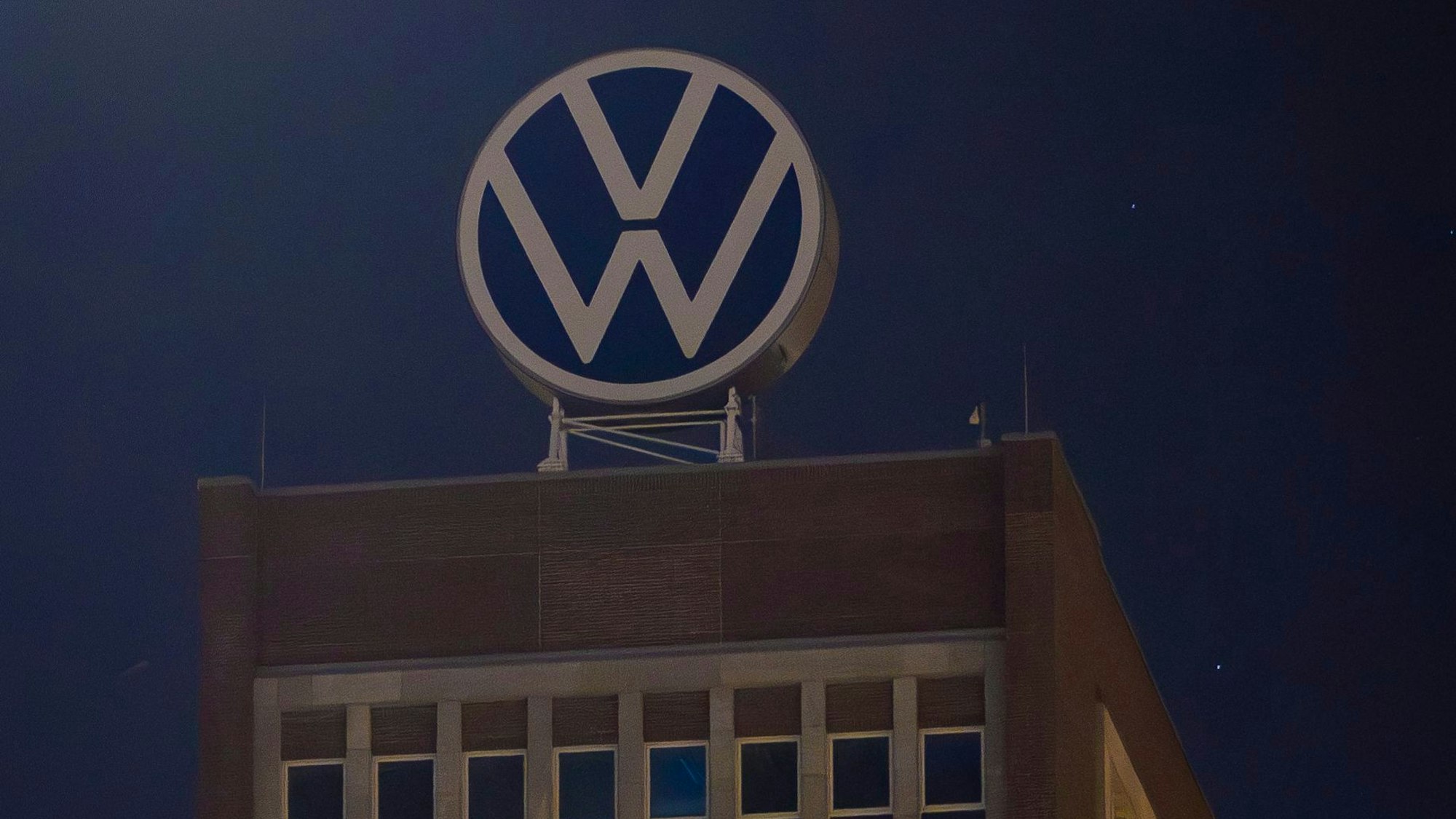 Nahezu vollständig dunkel erscheint das Markenhochhaus im Volkswagen Stammwerk am Abend.