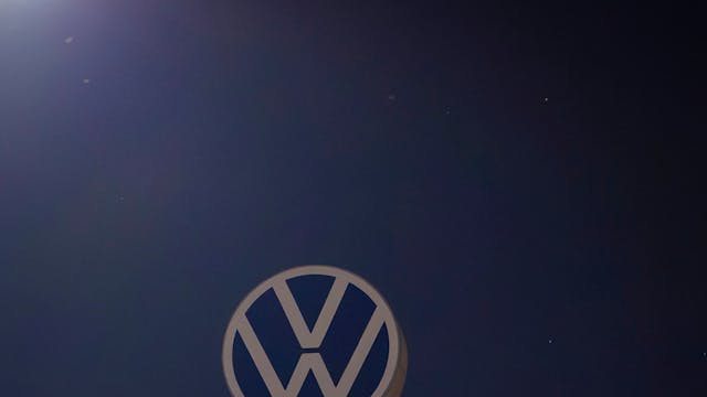 Nahezu vollständig dunkel erscheint das Markenhochhaus im Volkswagen Stammwerk am Abend.&nbsp;