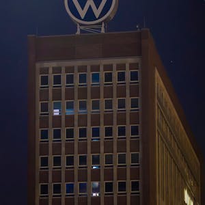 Nahezu vollständig dunkel erscheint das Markenhochhaus im Volkswagen Stammwerk am Abend.&nbsp;