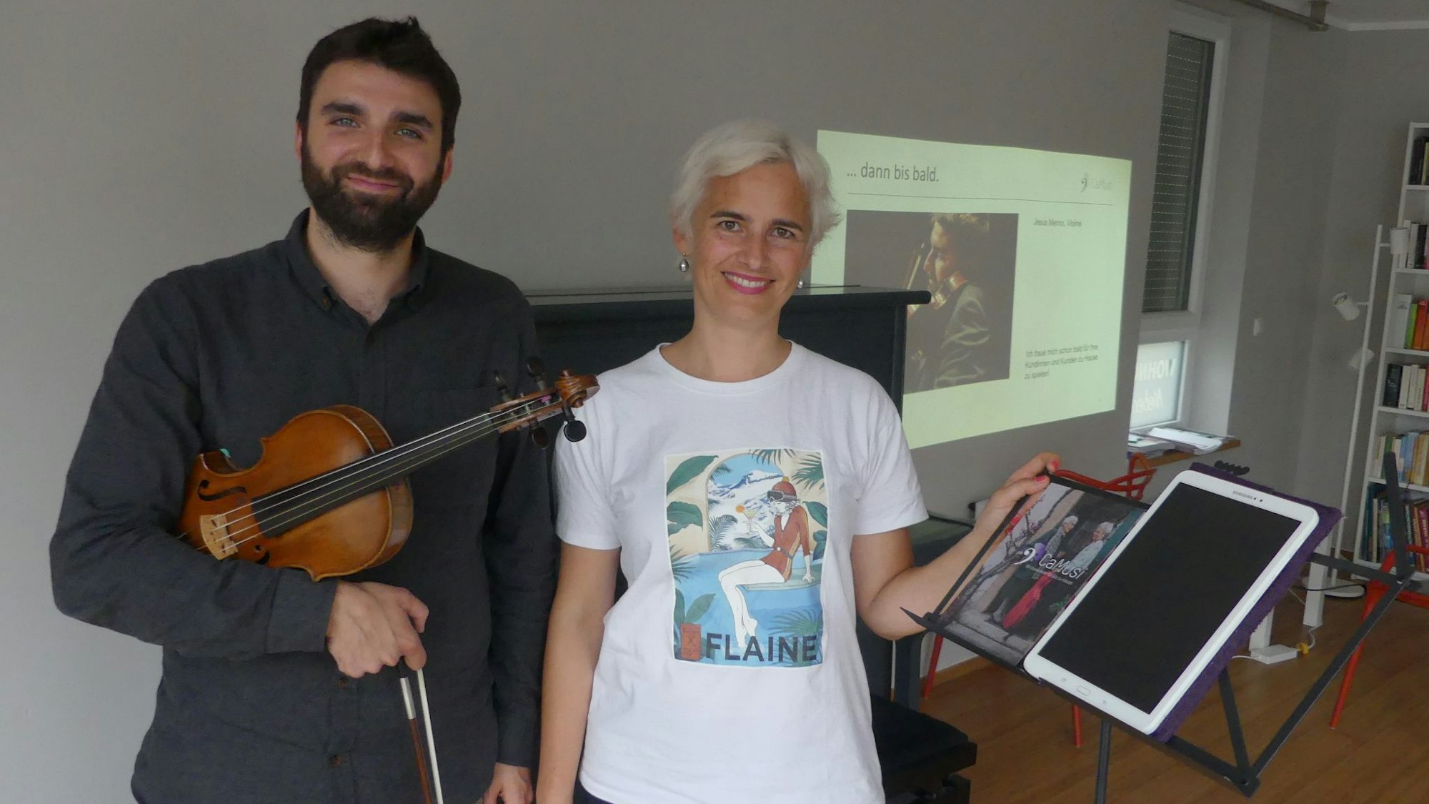 Camusi-Gründerin Mirjam Toews mit Musiker Jesús Merino