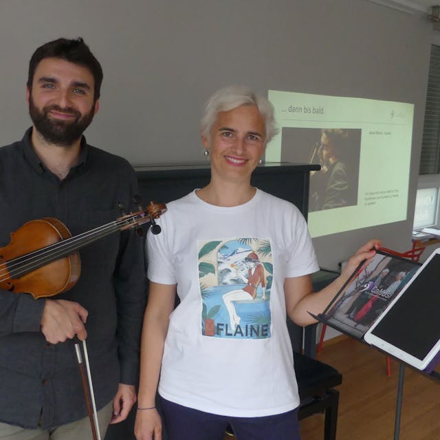 Camusi-Gründerin Mirjam Toews mit Musiker Jesús Merino