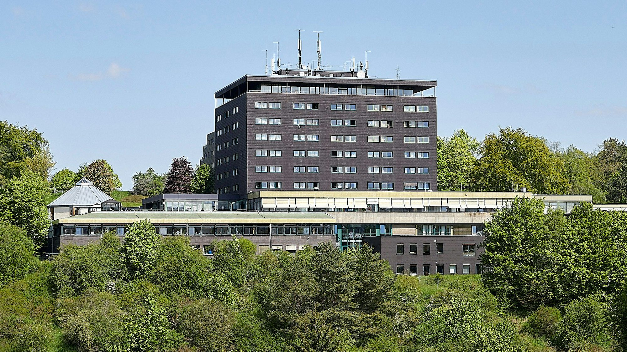 Die ehemalige Eifelhöhen-Klinik liegt im Grünen am Ortsrand von Marmagen.