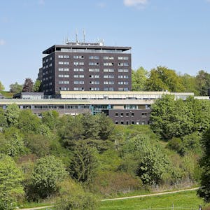 Die ehemalige Eifelhöhen-Klinik liegt im Grünen am Ortsrand von Marmagen.