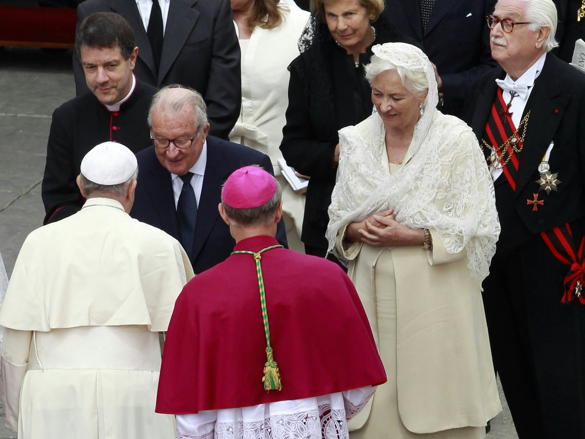Alt-Königin Paola von Belgien, hier bei einer Heiligen Messe im Jahr 2014, durfte in Gegenwart des Papstes ebenfalls Weiß tragen.