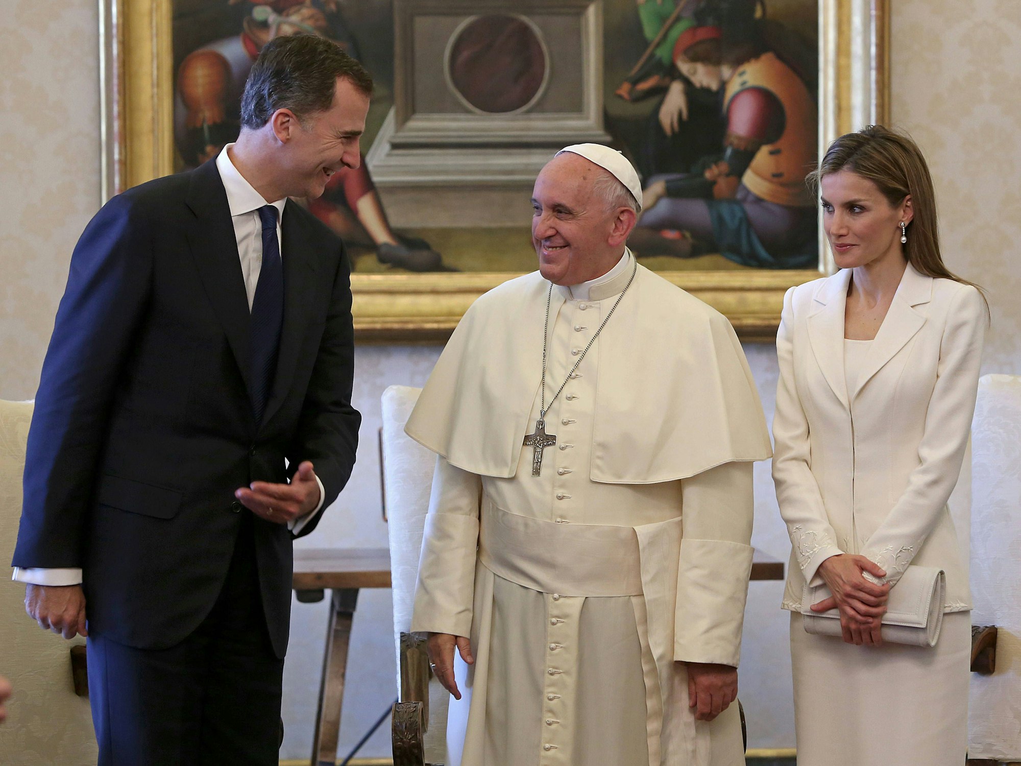 Als katholische Königin von Spanien steht es Letizia zu, bei Treffen mit dem Papst Weiß zu tragen. Bei der Audienz im Juni 2014 machte sie von ihrem Privileg Gebrauch.