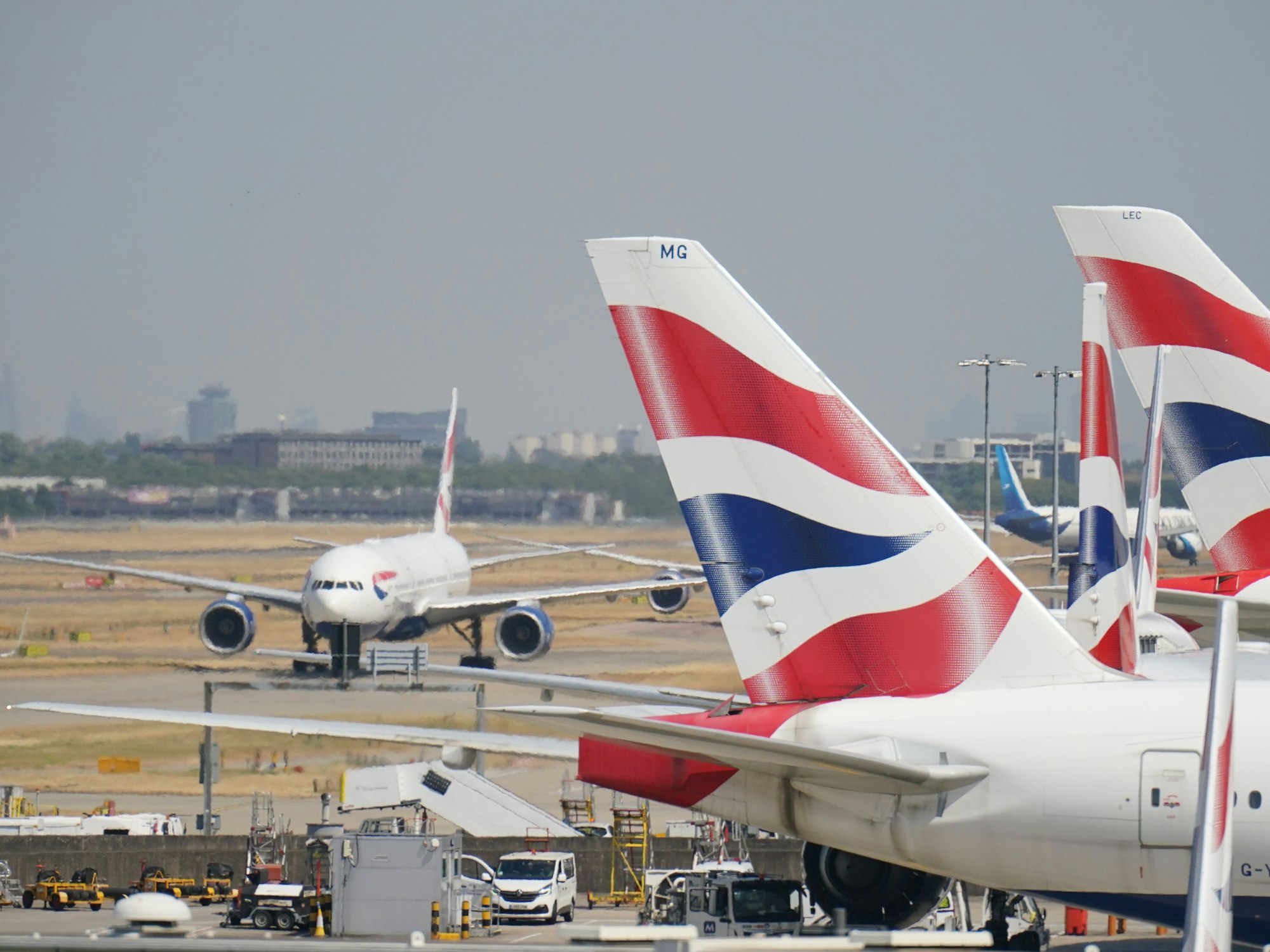 Flugzeuge von British Airways stehen auf dem Flughafen Heathrow in London.