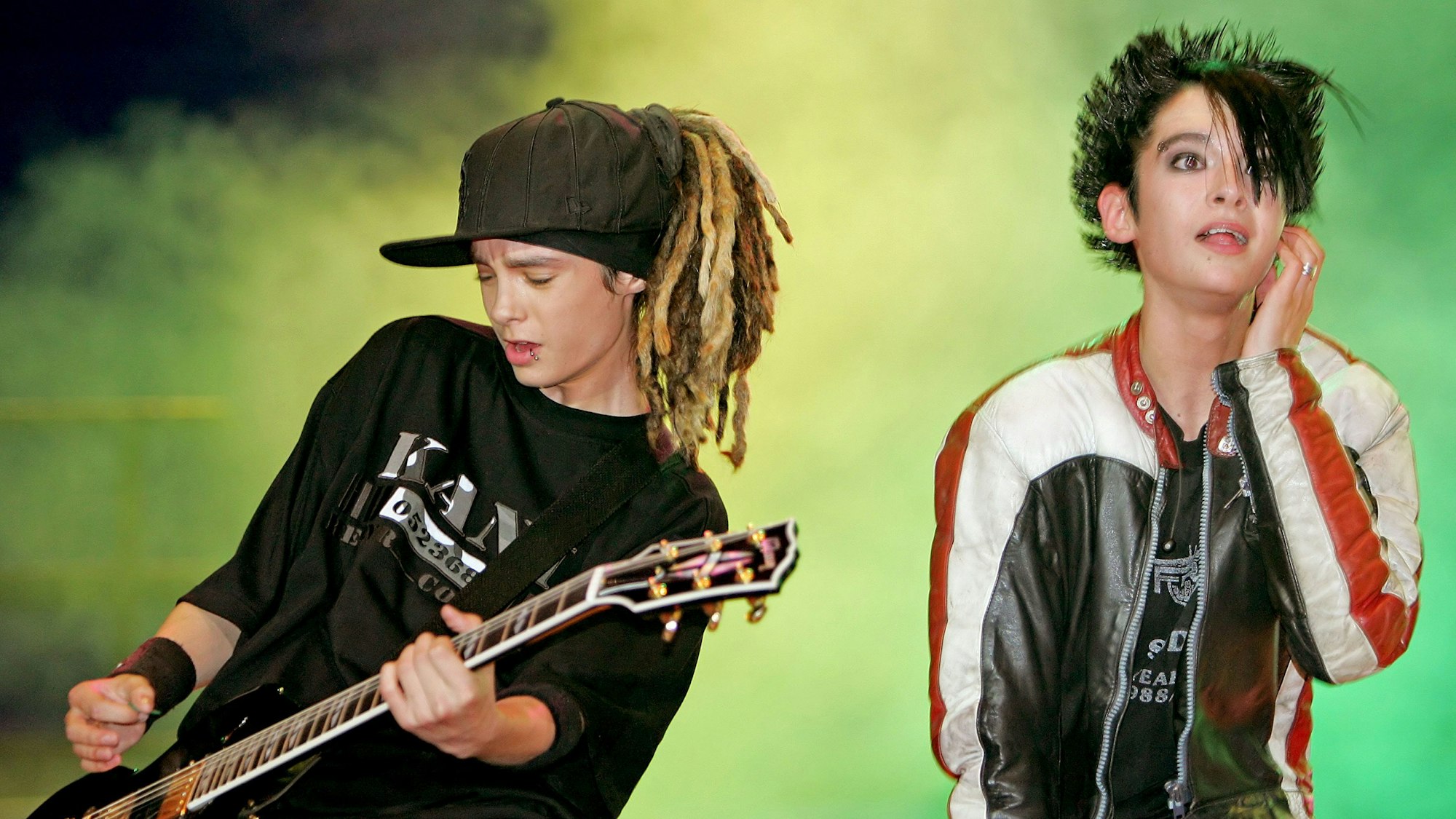 Tom (l) und sein Zwillingsbruder Bill Kaulitz von Tokio Hotel 2005 bei einem Live-Auftritt.