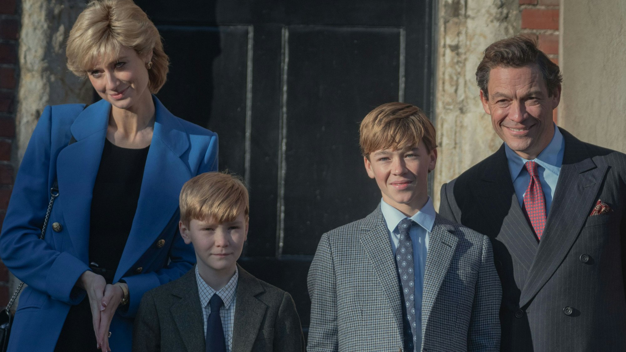 Elizabeth Debicki als Prinzessin Diana, Will Powell als Prinz Harry, Senan West als Prinz William und Dominic West als Prinz Charles in der fünften Staffel von „The Crown“.