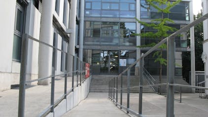 Der Haupteingang des Rathauses in Hennef mit Treppe und Rampe.