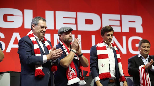 Steffen Baumgart auf der Bühne in der Lanxess-Arena während der Mitgliederversammlung des 1. FC Köln.