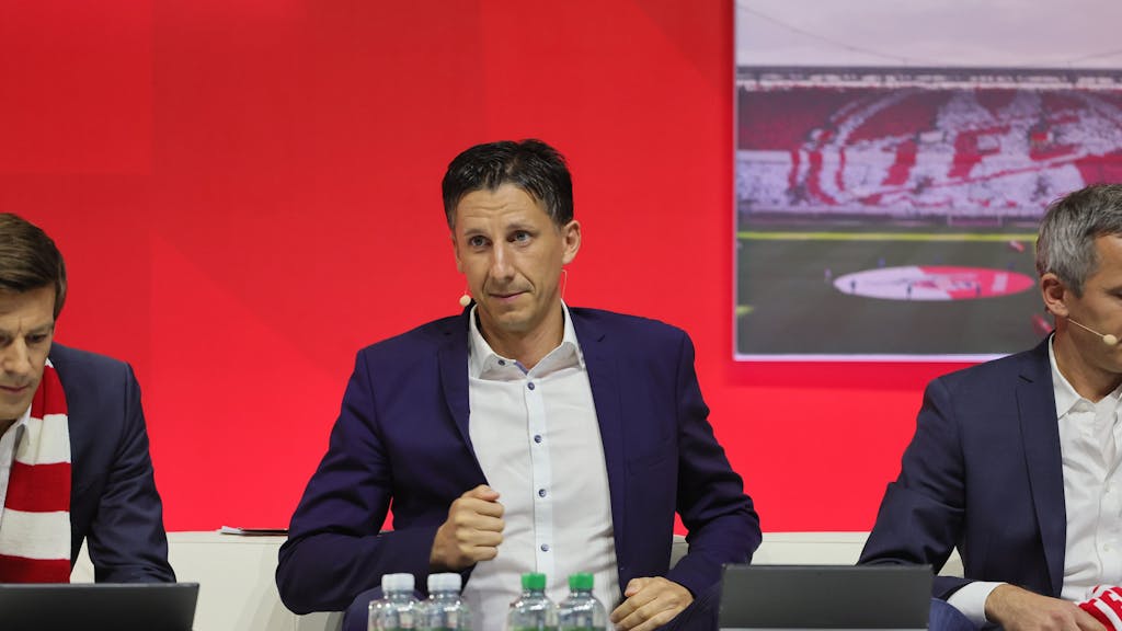 Christian Keller, hier am 27. September 2023 auf der FC-Mitgliederversammlung des 1. FC Köln.