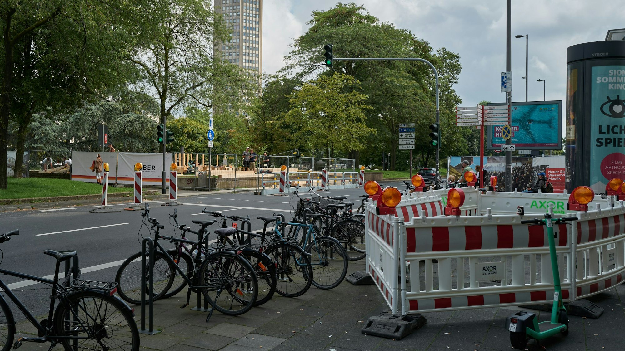Der Ebertplatz im Sommer 2023. Mit Blick vom Hansaring in Richtung Theodor-Heuss-Ring und Rieler Straße.