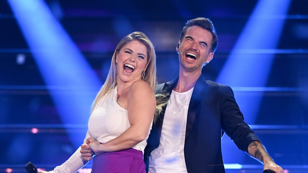 Die Schweizer Schlagersängerin Beatrice Egli und der deutsche Sänger und Moderator Florian Silbereisen stehen während der Fernsehshow „Der große Schlagerabschied“ gemeinsam auf der Bühne.