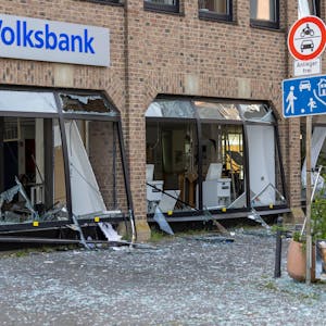 Unbekannte hatten am Montagmorgen einen Geldautomaten in einer Bankfiliale in Erftstadt gesprengt. (Foto) Auch in der Nacht auf Dienstag sowie nun in der Nacht auf Mittwoch gab es erneut Sprengungen in NRW.