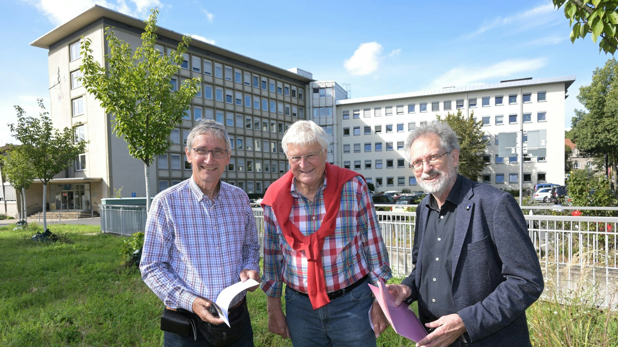 Die Stadthäuser in Bergisch Gladbach. Davor (v.l.) Thomas Klostermann, Lothar Eschbach und Mark vom Hofe vom Bergischen Geschichtsverein.