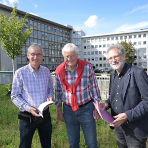 Die Stadthäuser in Bergisch Gladbach. Davor (v.l.) Thomas Klostermann, Lothar Eschbach und Mark vom Hofe vom Bergischen Geschichtsverein.