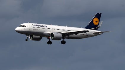 Ein Airbus A320 der deutschen Fluggesellschaft Lufthansa im Steigflug am Flughafen Frankfurt am Main. (Symbolbild)