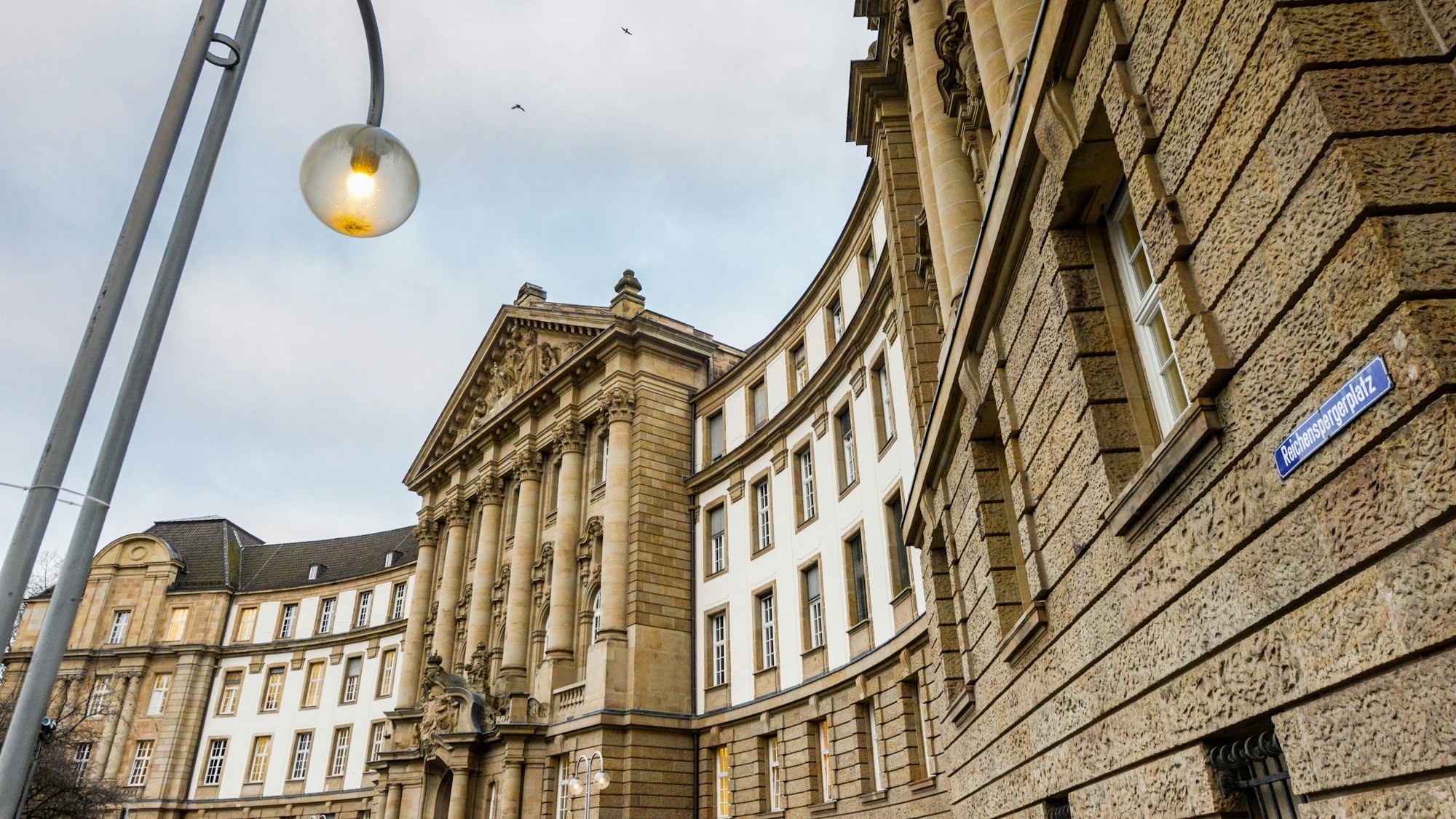 Das Oberlandesgericht am Reichensperger Platz in Köln. In einem brisanten Prozess um Missbrauchsvorwürfe gegen einen Priester will das Gericht nun ein mutmaßliches Opfer als Zeugen hören. (Archivbild)
