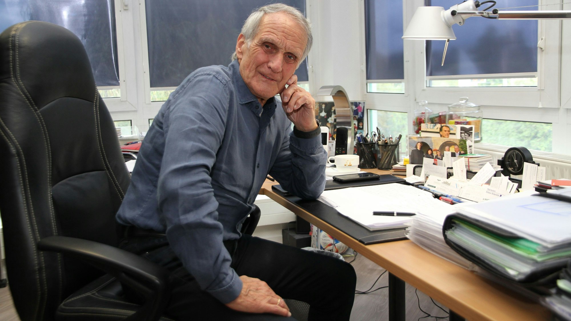 Wolfgang Overath am Schreibtisch in seinem Büro