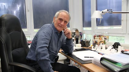 Wolfgang Overath am Schreibtisch in seinem Büro