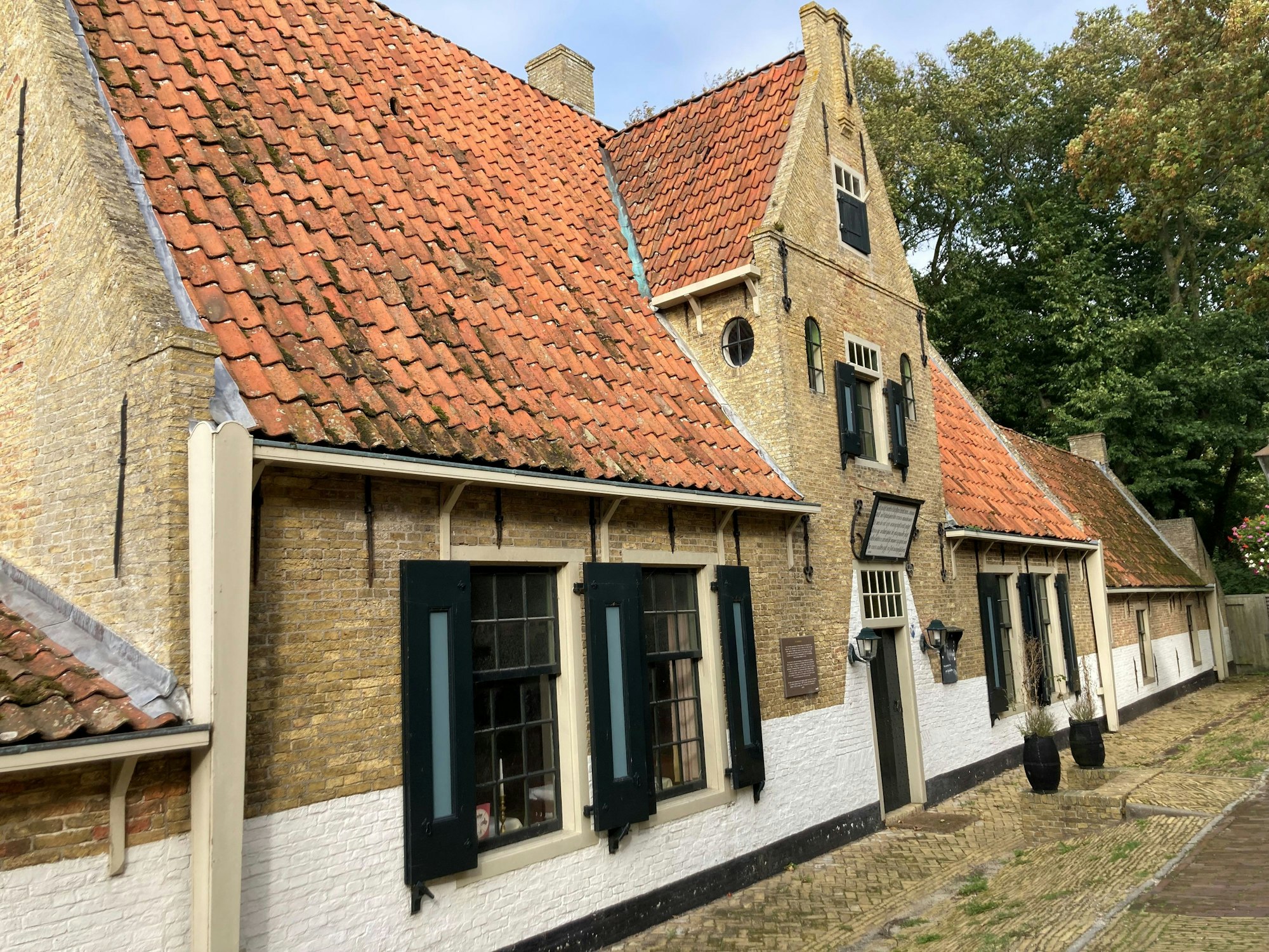 Das alte Armenhaus im Dorf Oost-Vlieland