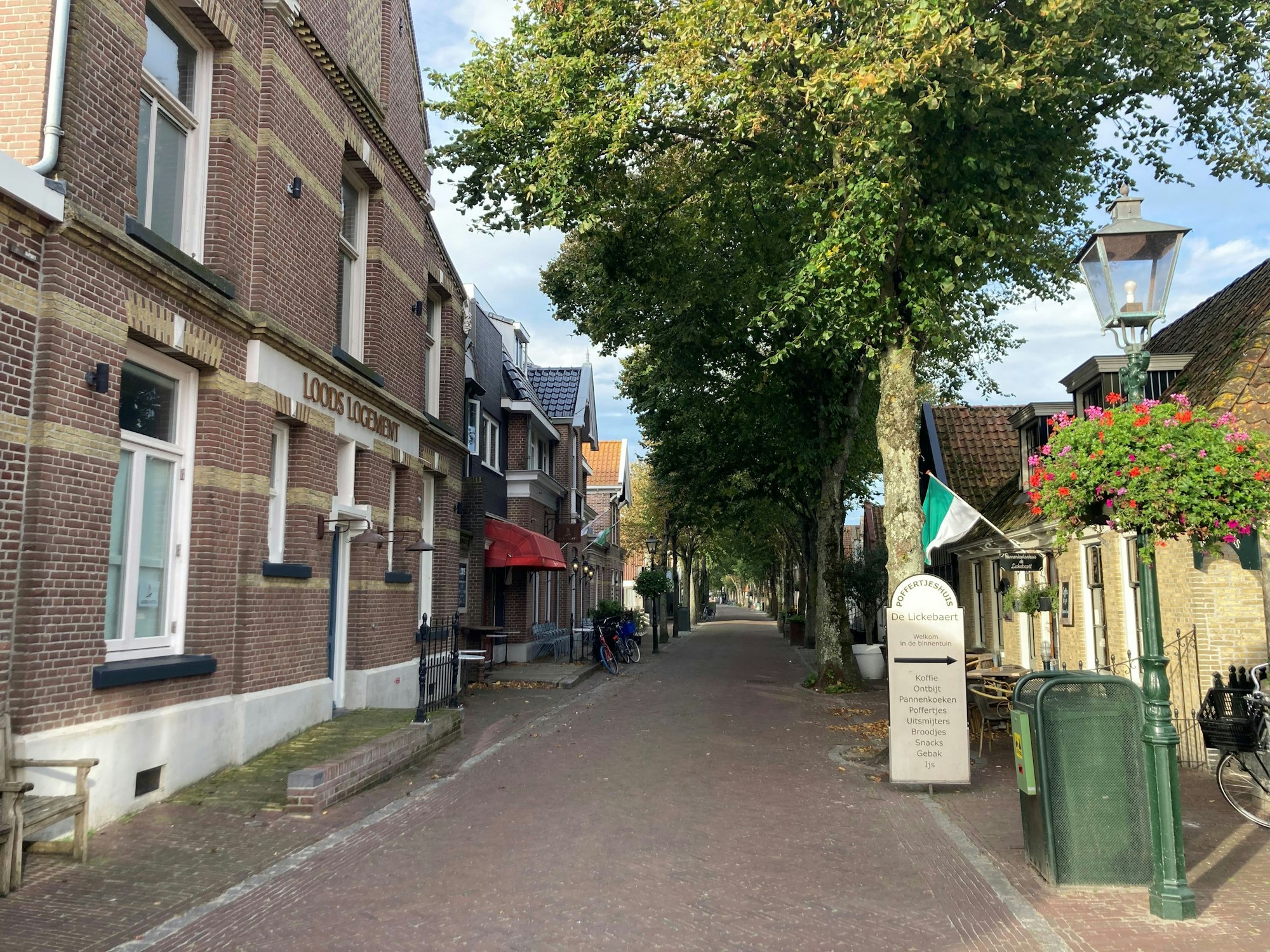 Die Dorpsstraat in Oost-Vlieland, Niederlande