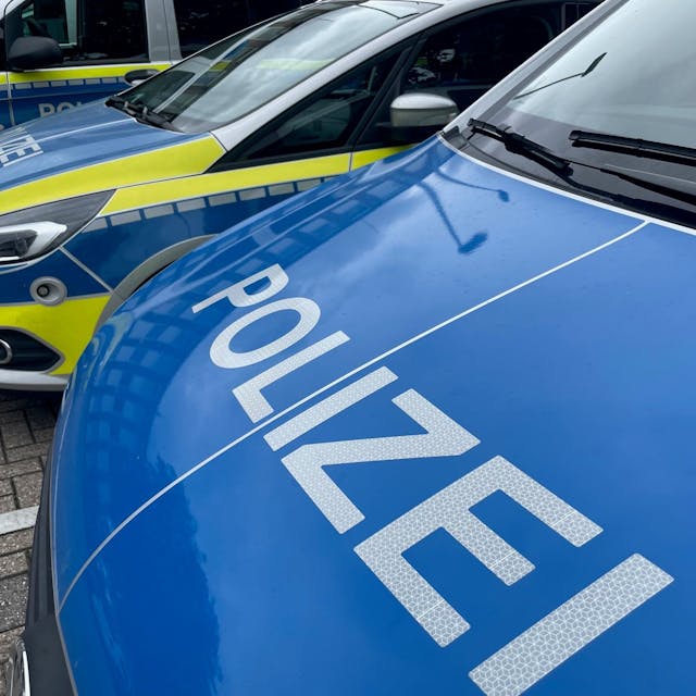 Mehrere Polizeiwagen stehen vor der Dienstbehörde in Euskirchen (Symbolfoto).&nbsp;