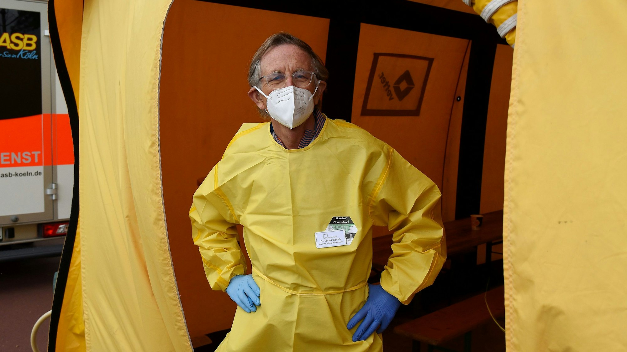 Dr. Eckard Dierlich vor einem Impfzelt im Stadtteil Chorweiler.