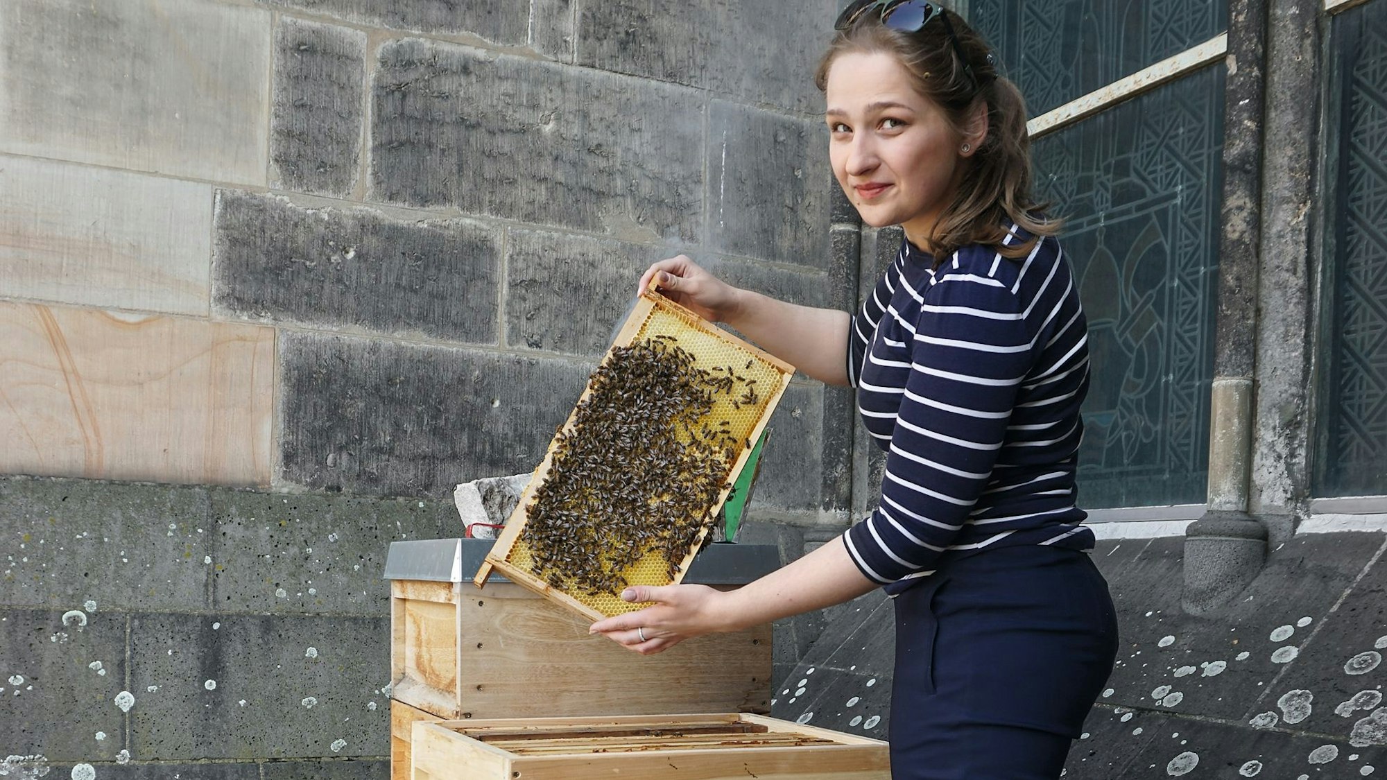 Die Studentin Laura S. Necka kümmert sich um fünf Bienenvölker am Kölner Dom.