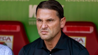 Gerardo Seoane ärgert sich auf der Trainerbank beim Spiel in Augsburg.
