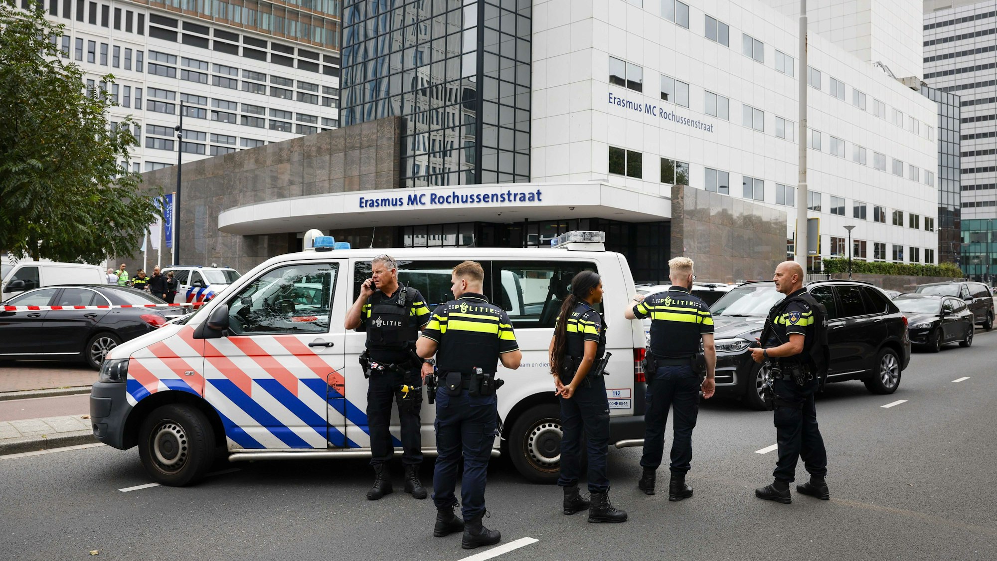 Niederlande, Rotterdam: Polizeibeamte stehen vor dem Erasmus-Krankenhaus.