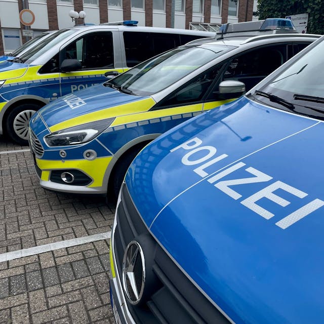 &nbsp;Mehrere Polizeiwagen stehen vor der Dienstbehörde in Euskirchen (Symbolbild).