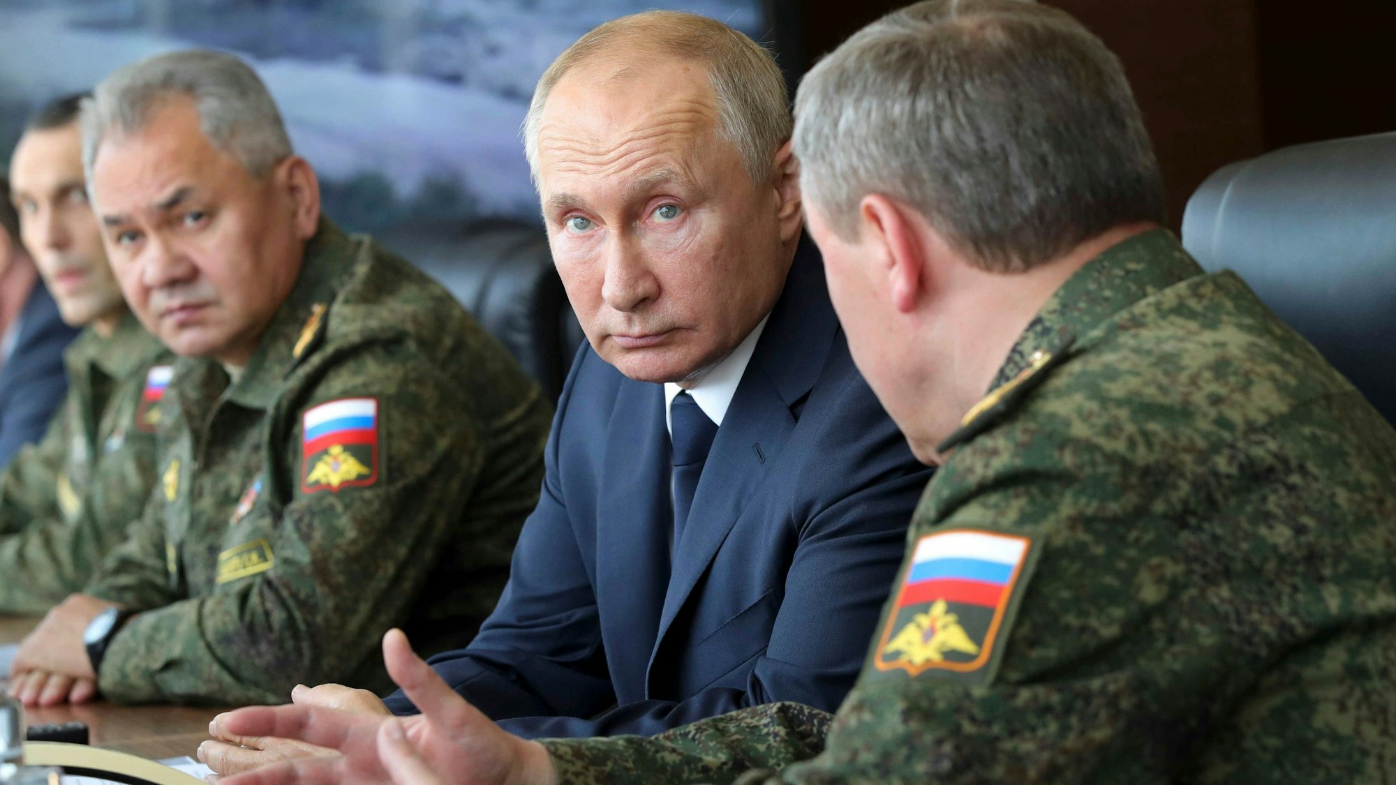 Russlands Präsident Wladimir Putin (Mitte) und sein Verteidigungsminister Sergei Schoigu (links) auf einem Archivfoto (2020).