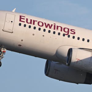 Ein Airbus A320 der deutschen Fluggesellschaft Eurowings beim Start. Das Fahrwerk des Flugzeugs ist noch ausgefahren. (Symbolbild)