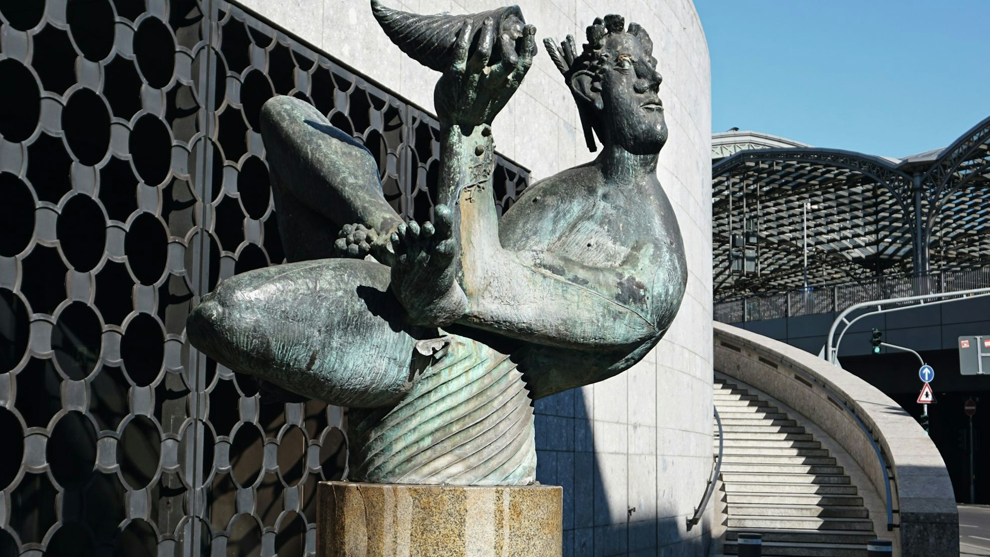 Der Dionysos-Brunnen wurde 1973 vom Künstler Karl Hans Burgeff entworfen.