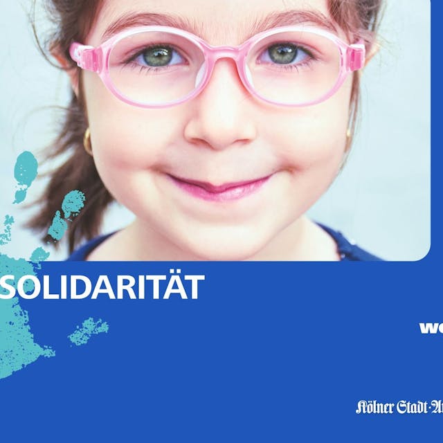 Auszug aus dem neuen „wir helfen“-Flyer auf dem ein Mädchen mit rosafarbener Brille zu sehen ist, darunter steht der Hashtag Solidarität und das neue Motto: „wir helfen: weil jedes Kind wertvoll ist“