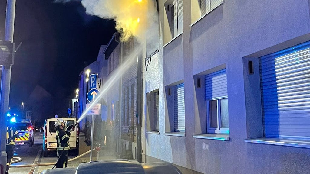 Drei Verletzte bei Wohnungsbrand in Bergheim.