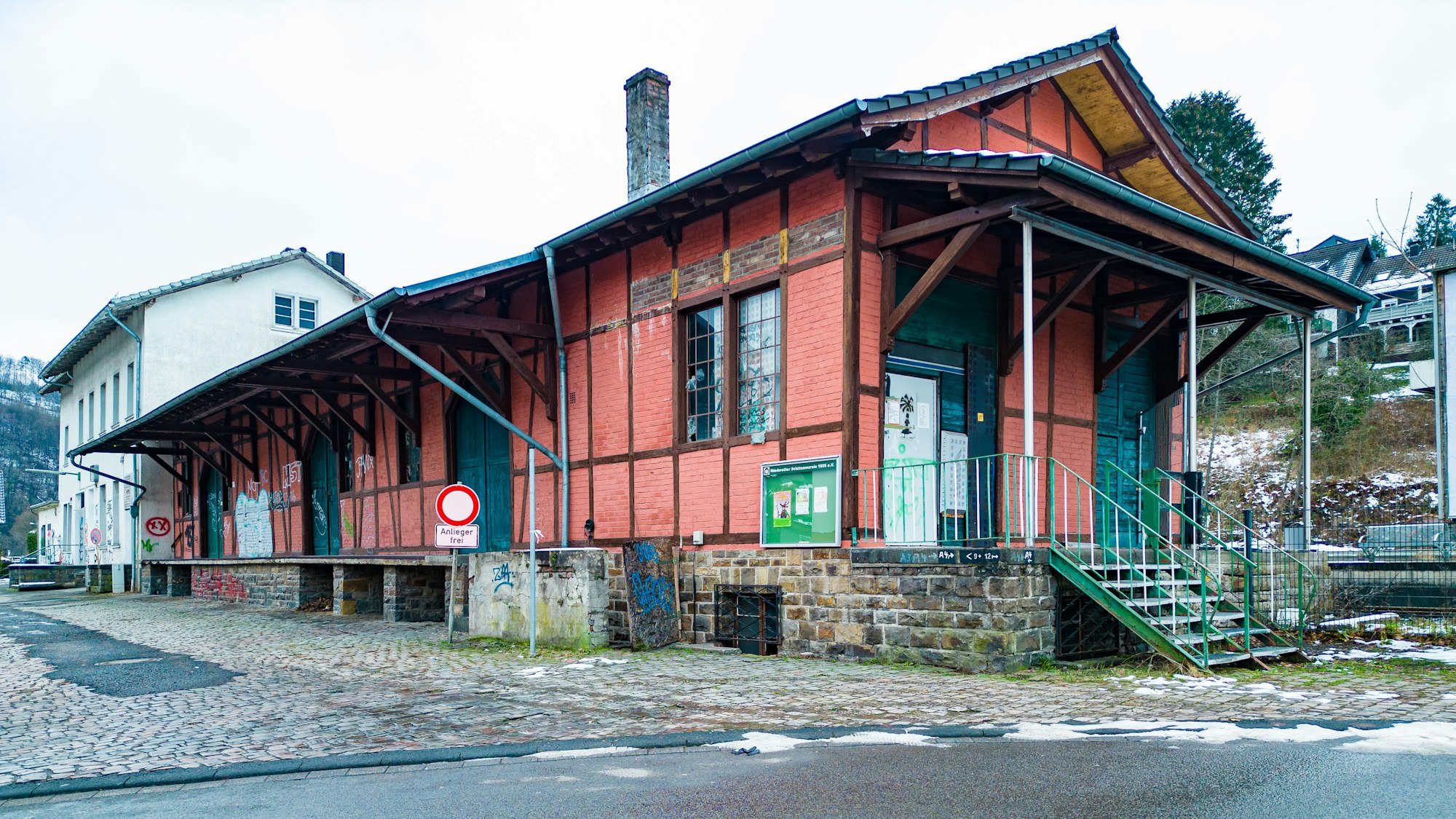 Das Gebäude des Bahnhofs in Ründeroth von außen.