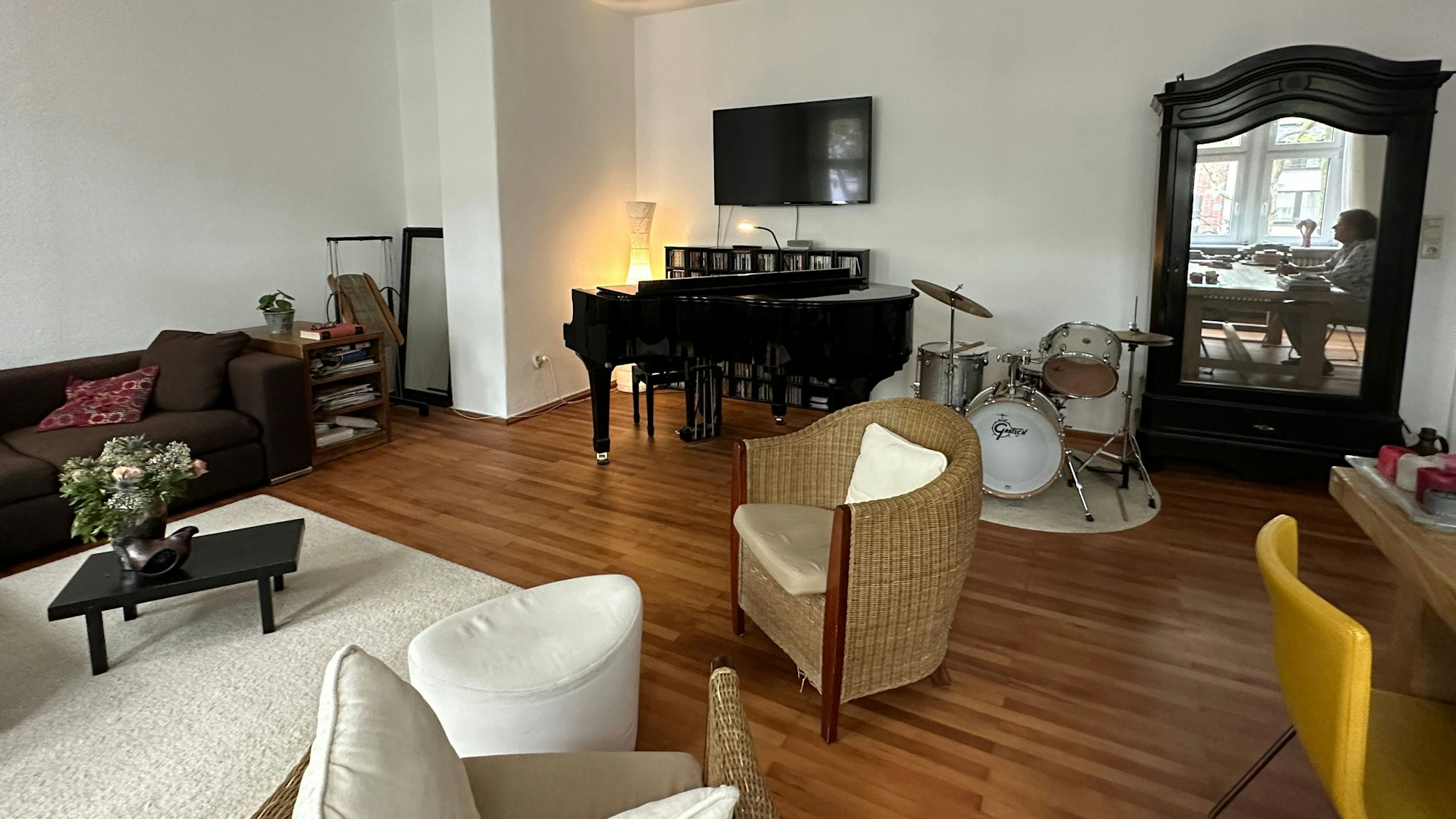 Das Wohnzimmer ist Sasses Arbeitszimmer mit Klavier und Schlagzeug.