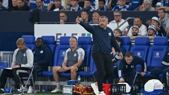 Thomas Reis gibt als Trainer von Schalke 04 Anweisungen.