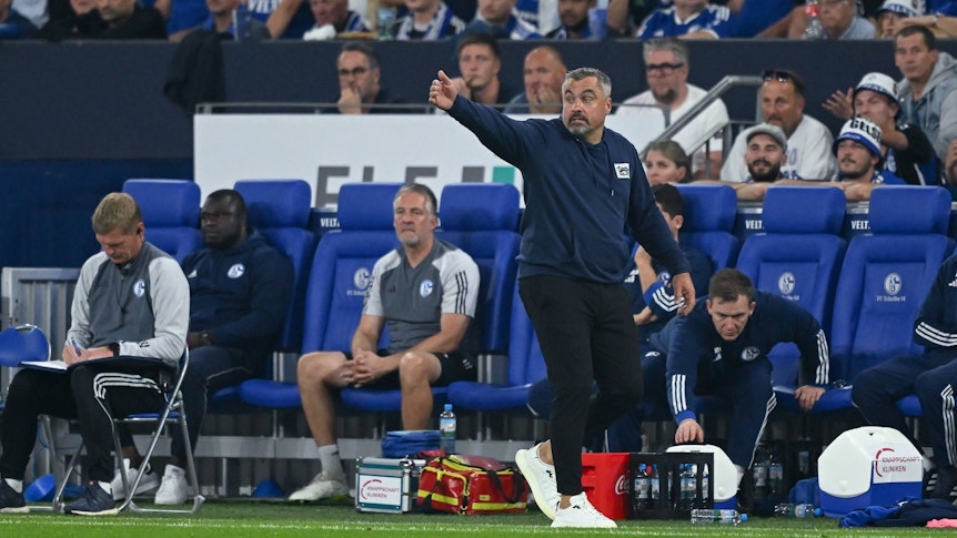 Thomas Reis gibt als Trainer von Schalke 04 Anweisungen.