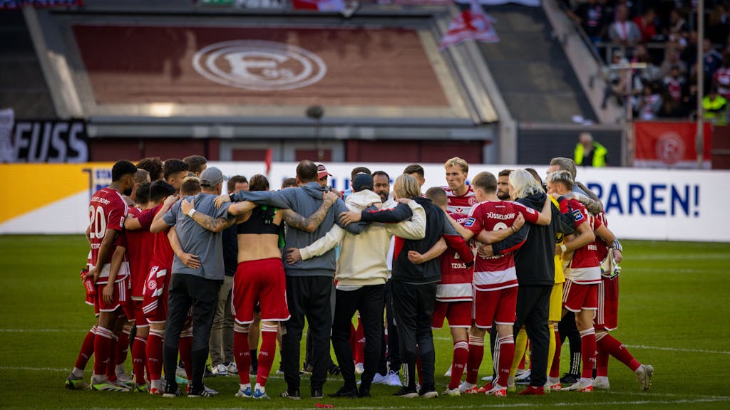 Die Mannschaft von Fortuna Düsseldorf versammelt sich nach dem Spiel gegen Hannover 96 zum Kreis.